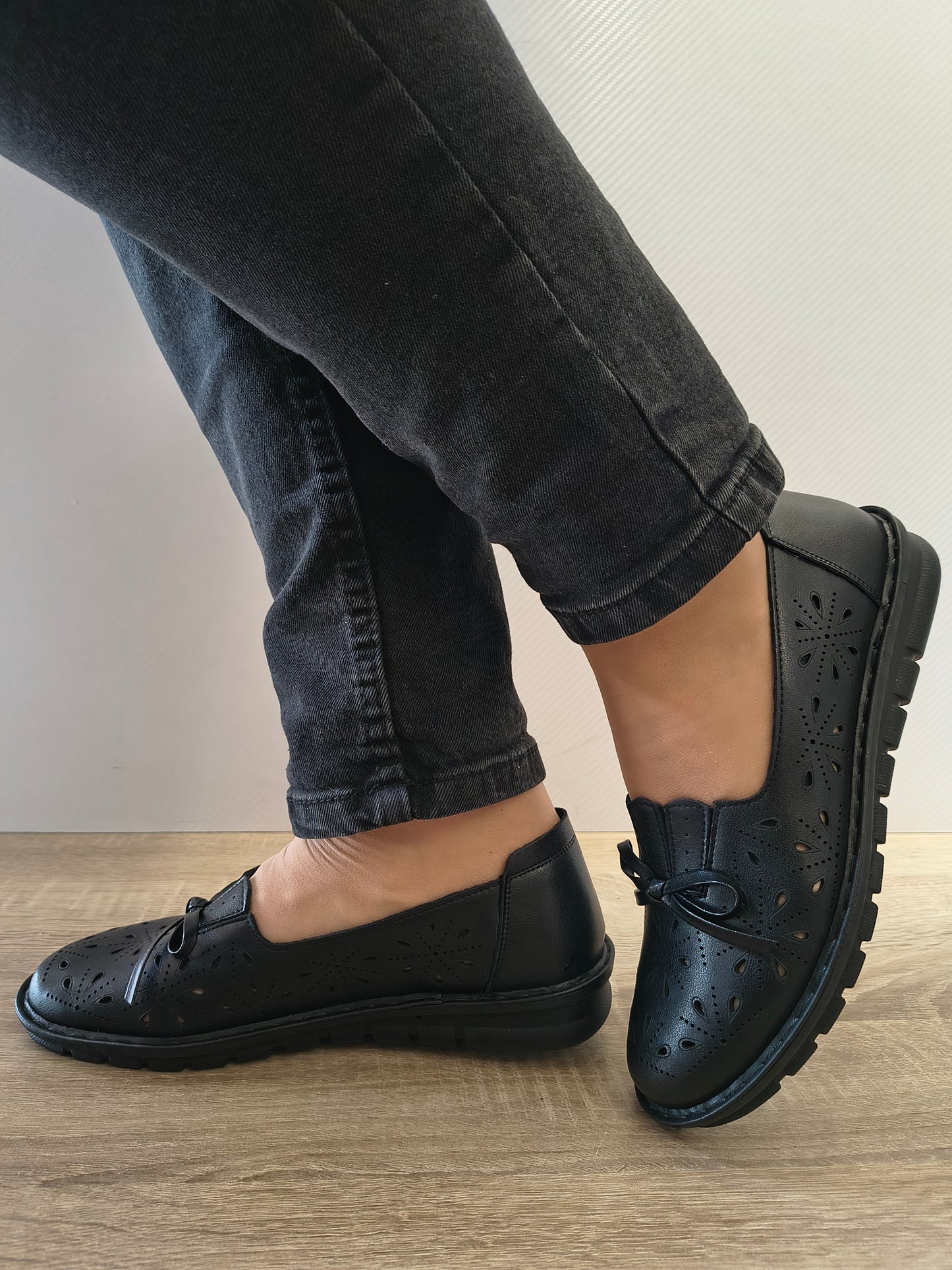 PANTOFI PERFORATI DAMA FORMAZIONE J0525 NEGRU