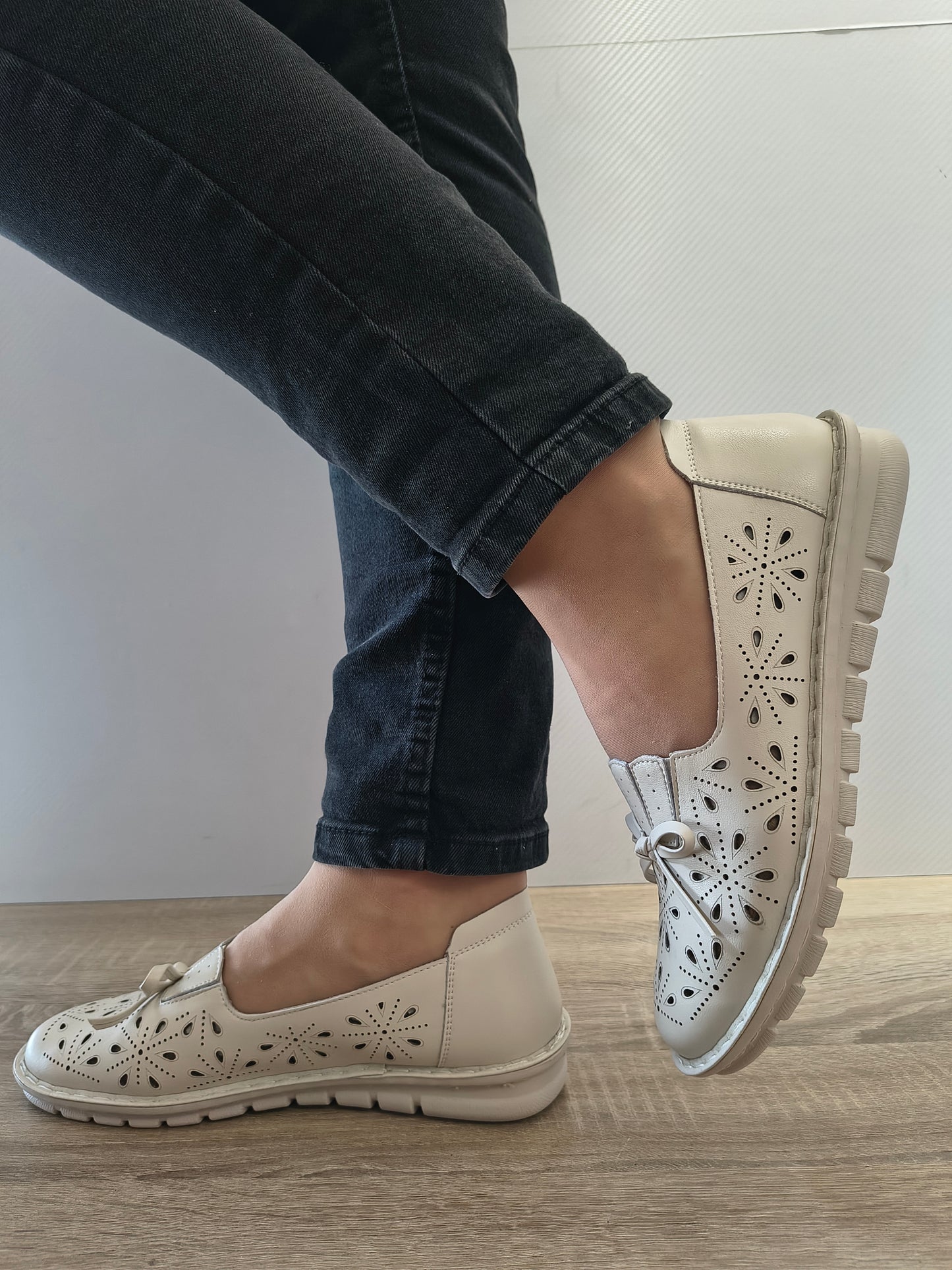 PANTOFI PERFORATI DAMA FORMAZIONE J0525 CREM