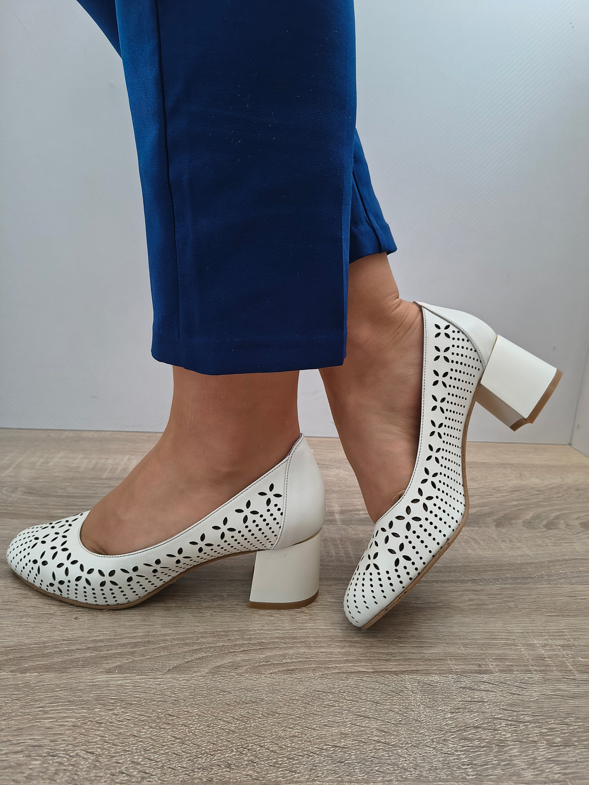 PANTOFI PERFORATI DAMA DOGATI 050 850 BEJ - imagine 5