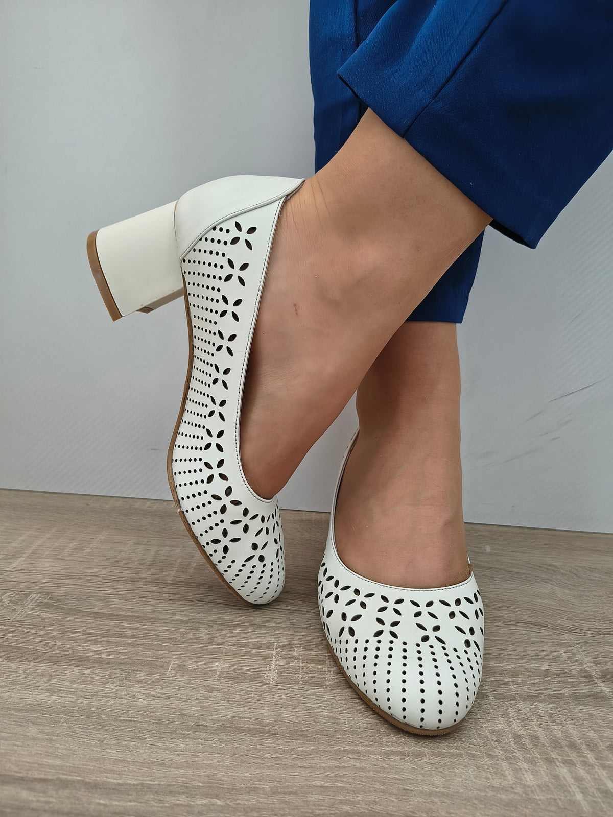 PANTOFI PERFORATI DAMA DOGATI 050 850 BEJ - imagine 3