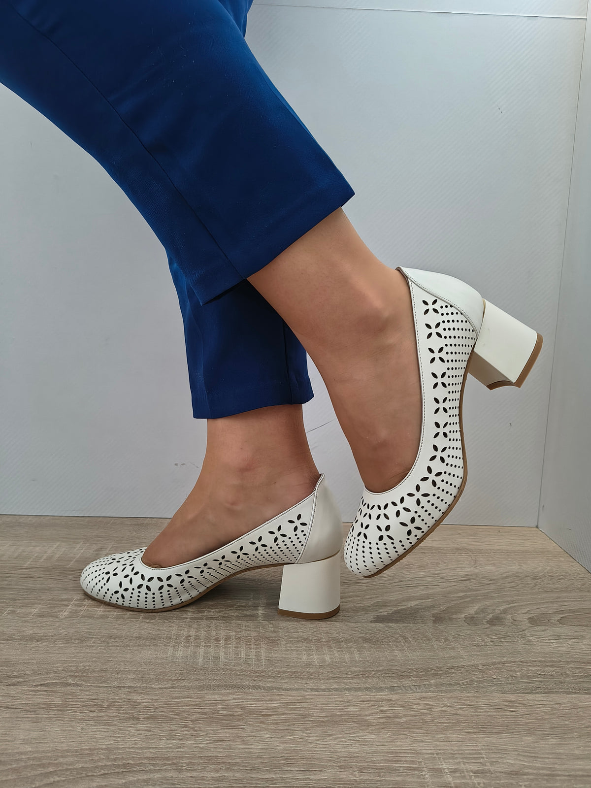 PANTOFI PERFORATI DAMA DOGATI 050 850 BEJ - imagine 2