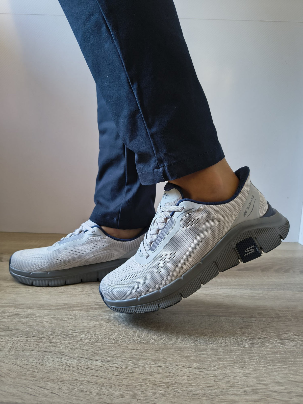 PANTOFI SPORT BĂRBAȚI SKECHERS 233218 GYNV GRI DESCHIS