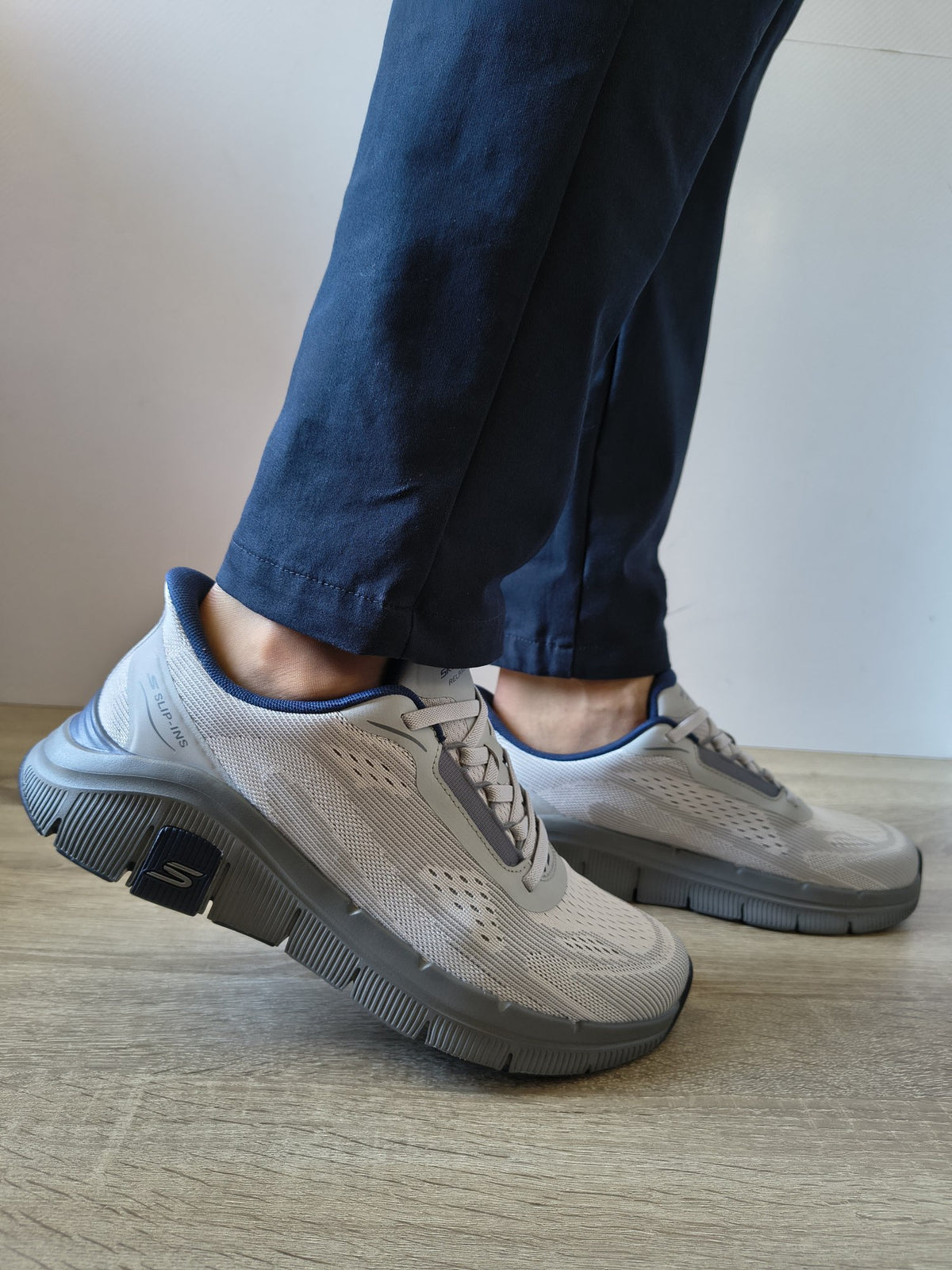 PANTOFI SPORT BĂRBAȚI SKECHERS 233218 GYNV GRI DESCHIS