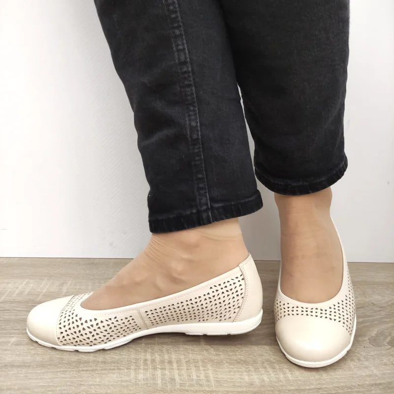 PANTOFI CASUAL PERFORATI DAMA CAPRICE 22151-42 ALBI PERLAT - imagine 3