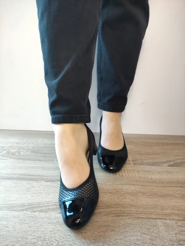 PANTOFI CASUAL PERFORATI DAMA CAPRICE 22504-44 NEGRI CU LAC - imagine 4