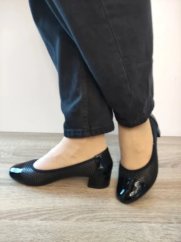 PANTOFI CASUAL PERFORATI DAMA CAPRICE 22504-44 NEGRI CU LAC - imagine 2