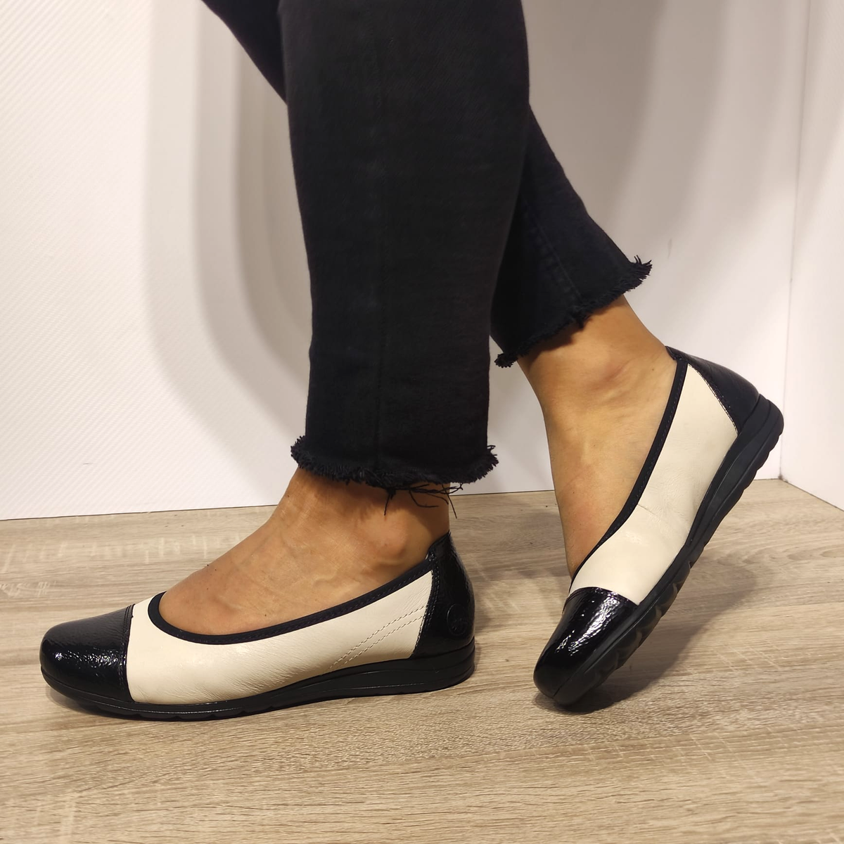 PANTOFI CASUSAL DAMA RIEKER L9351-80 BEJ + NEGRU LAC - imagine 2