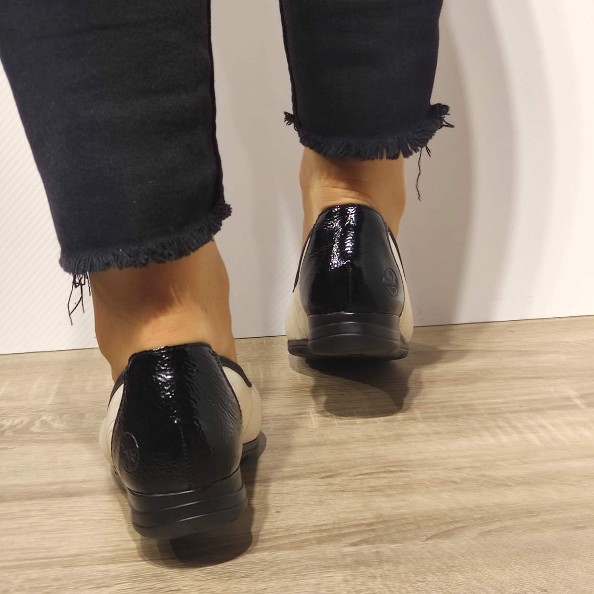 PANTOFI CASUSAL DAMA RIEKER L9351-80 BEJ + NEGRU LAC - imagine 4