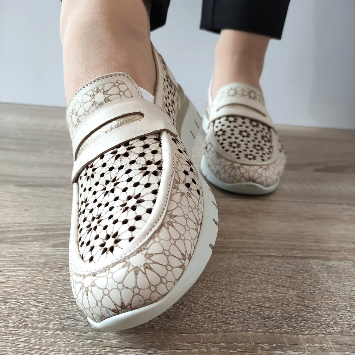 PANTOFI PERFORATI DAMA CASPIAN 6600 BEJ - imagine 4
