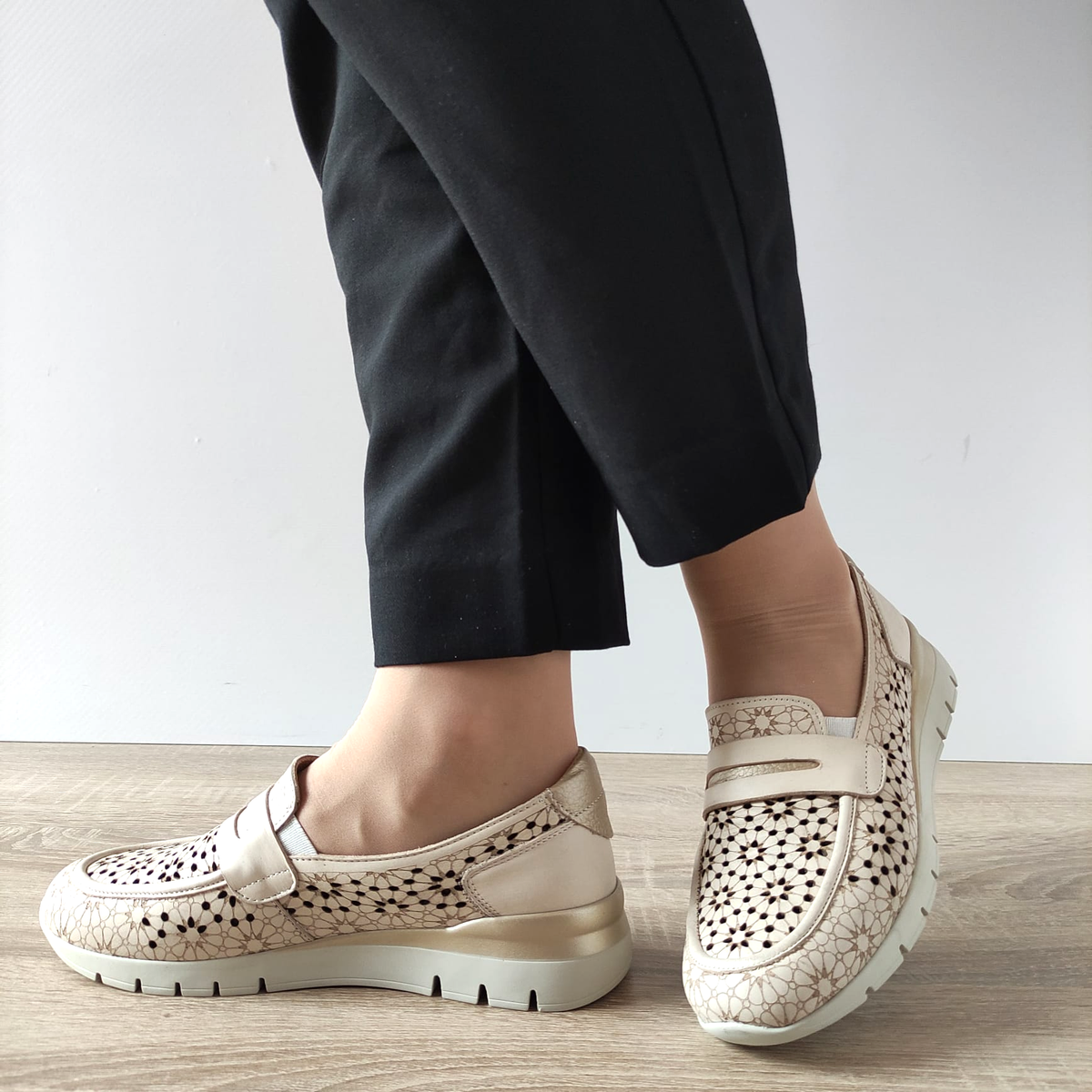 PANTOFI PERFORATI DAMA CASPIAN 6600 BEJ - imagine 2