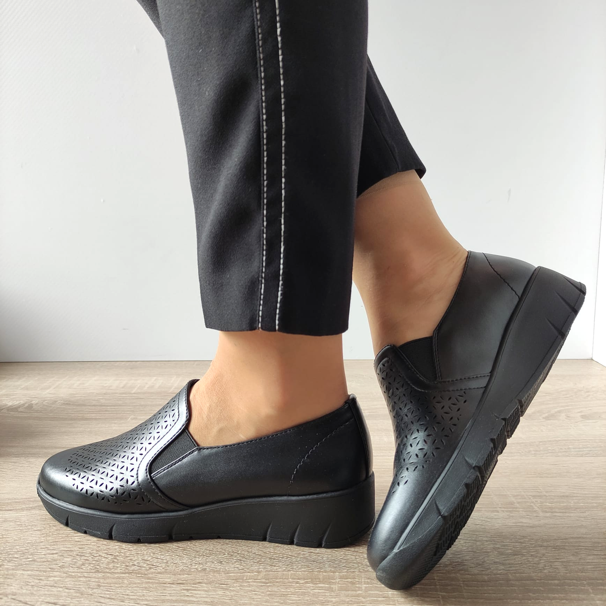 PANTOFI CASUAL PERFORATI DAMA JANA 24665-42 NEGRI - imagine 2