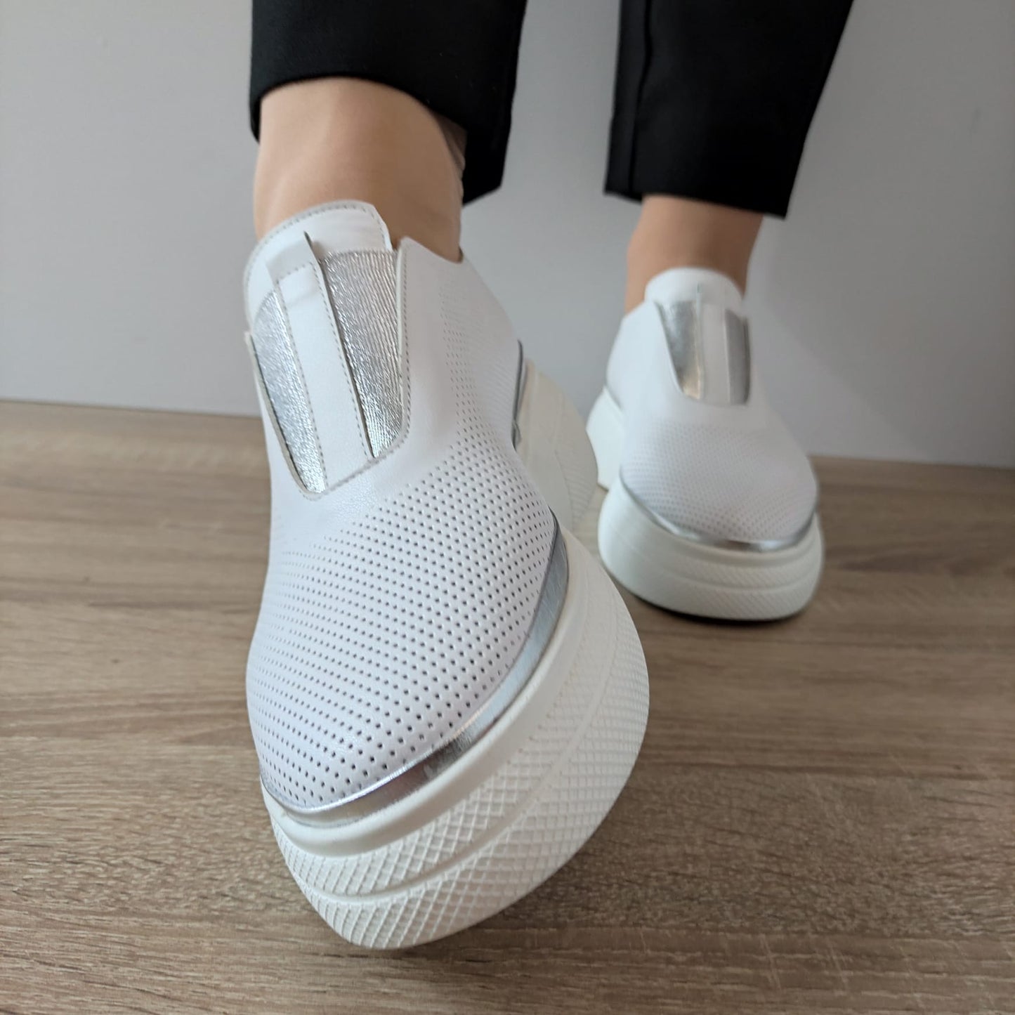 PANTOFI PERFORAȚI DAMA PERLLA 3324-1 ALBI