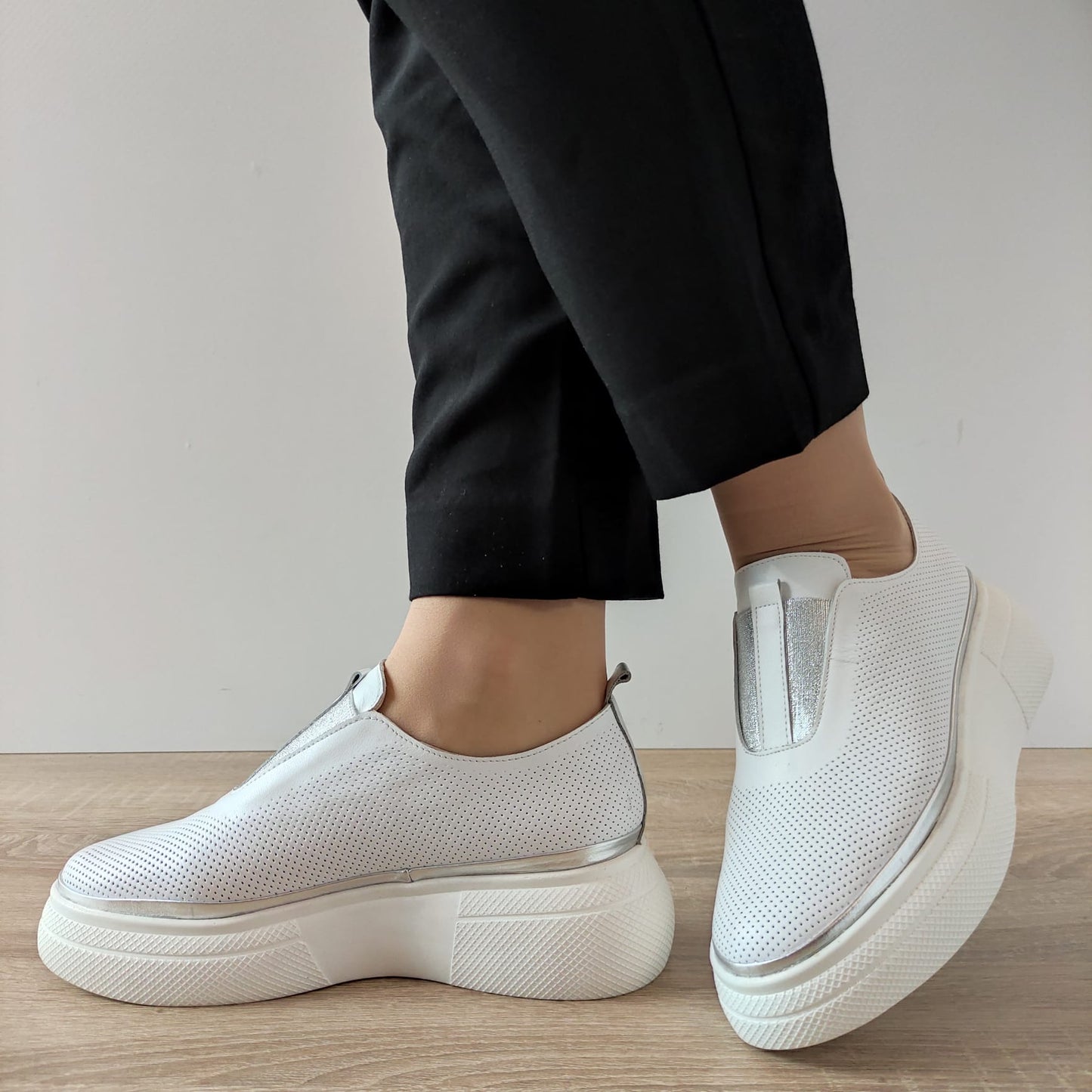 PANTOFI PERFORAȚI DAMA PERLLA 3324-1 ALBI