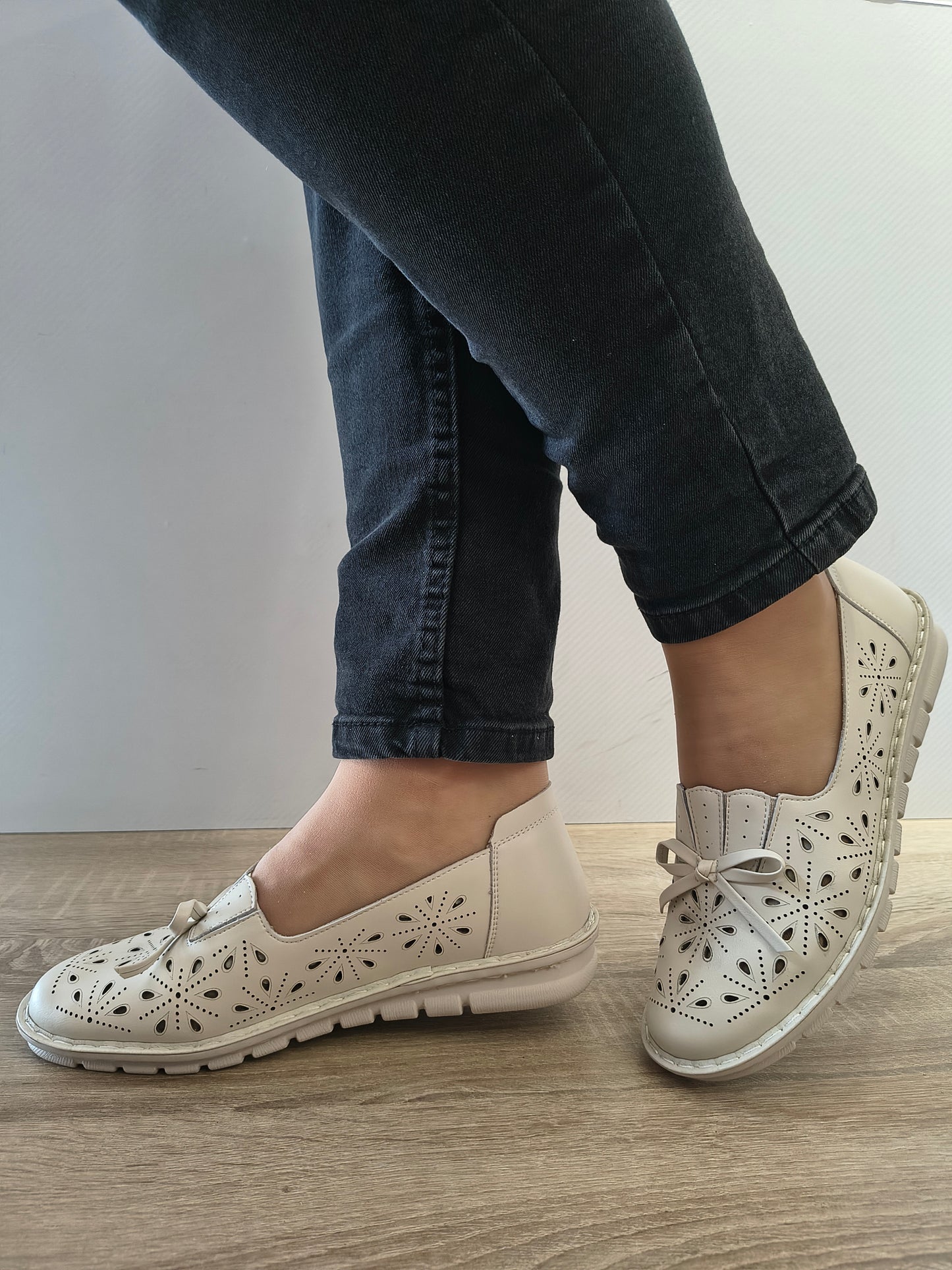 PANTOFI PERFORATI DAMA FORMAZIONE J0525 CREM