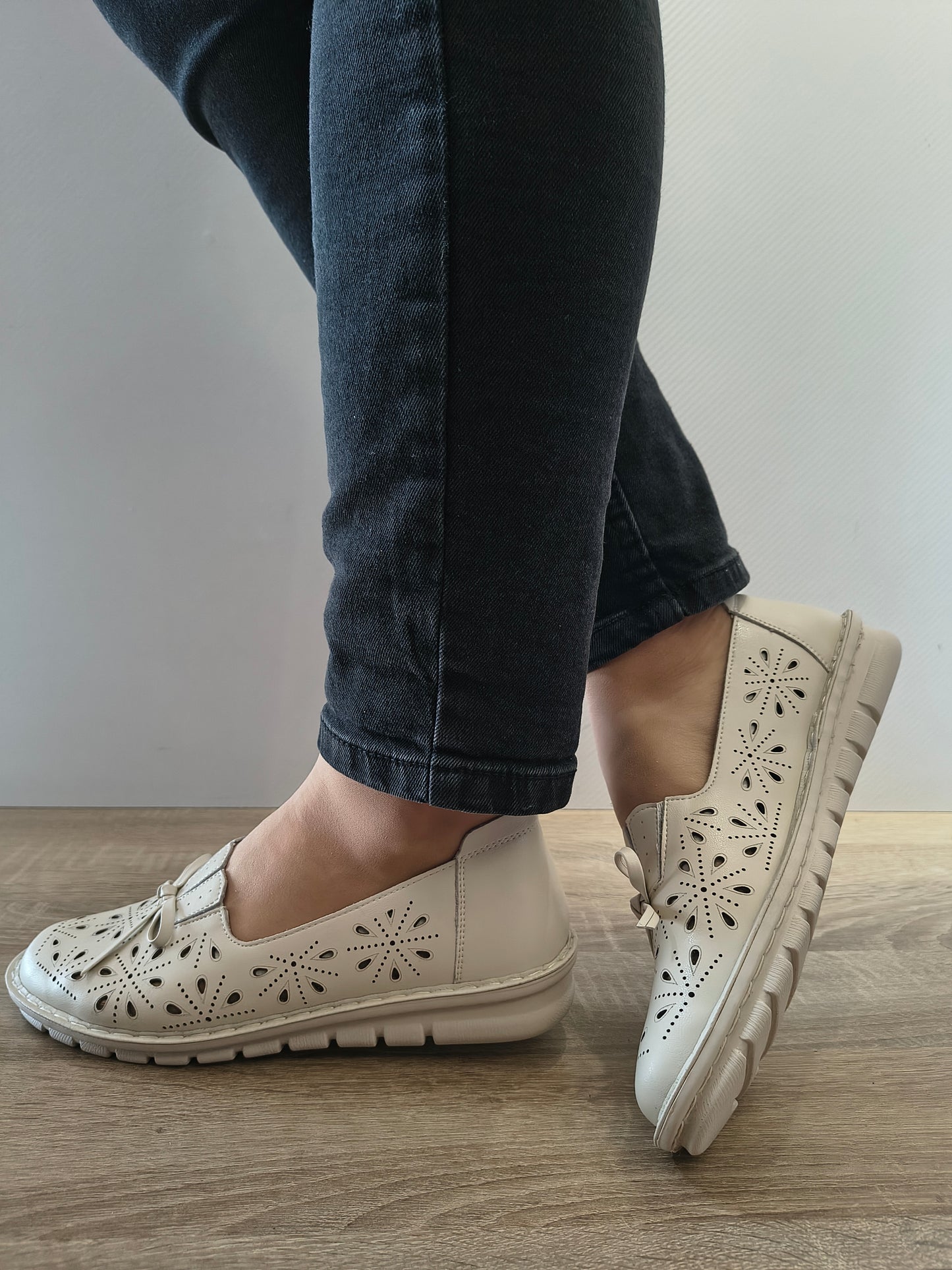 PANTOFI PERFORATI DAMA FORMAZIONE J0525 CREM