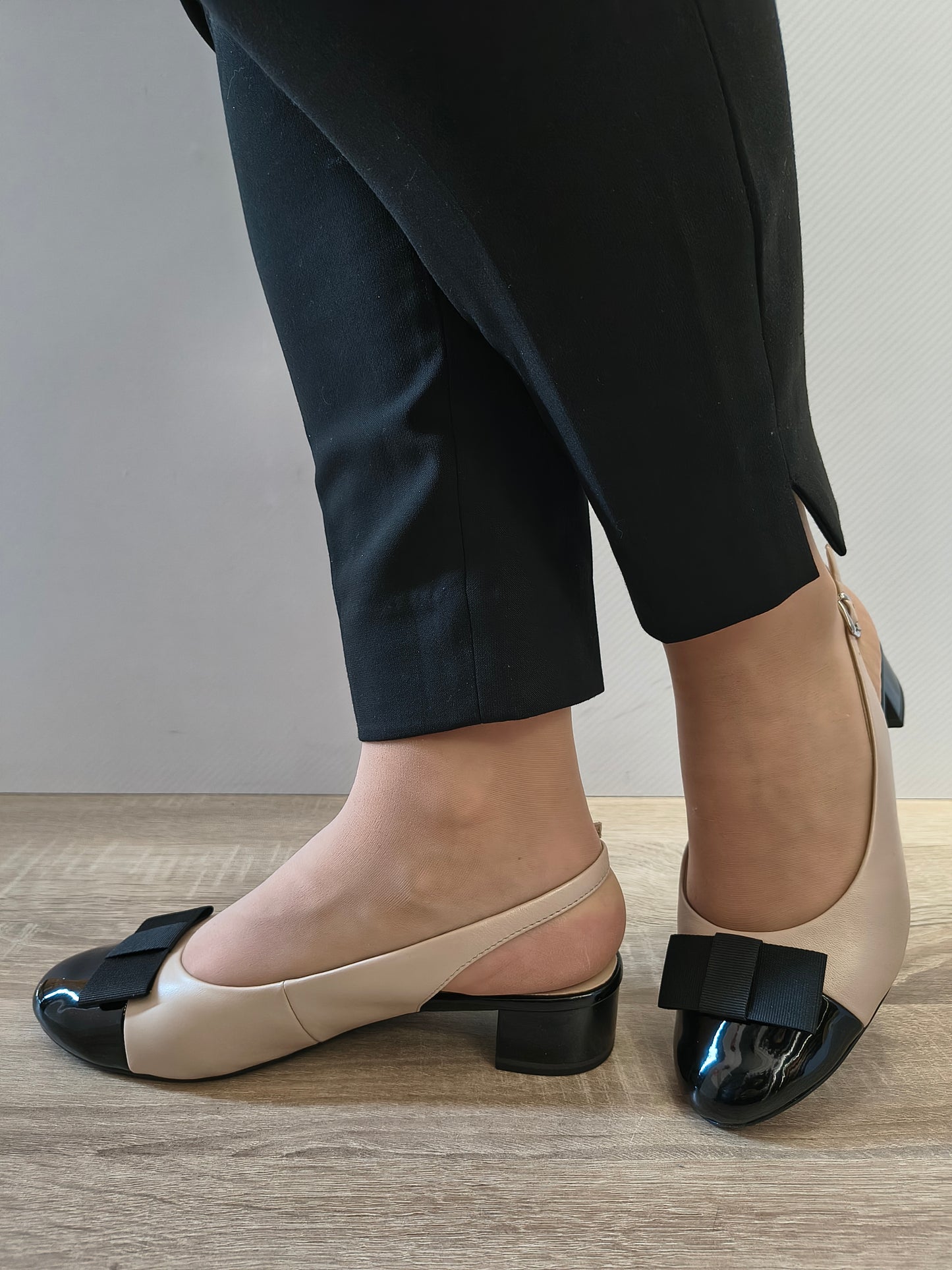 PANTOFI DECUPATI DAMA CAPRICE 29502-42 408 BEJ + NEGRU LAC