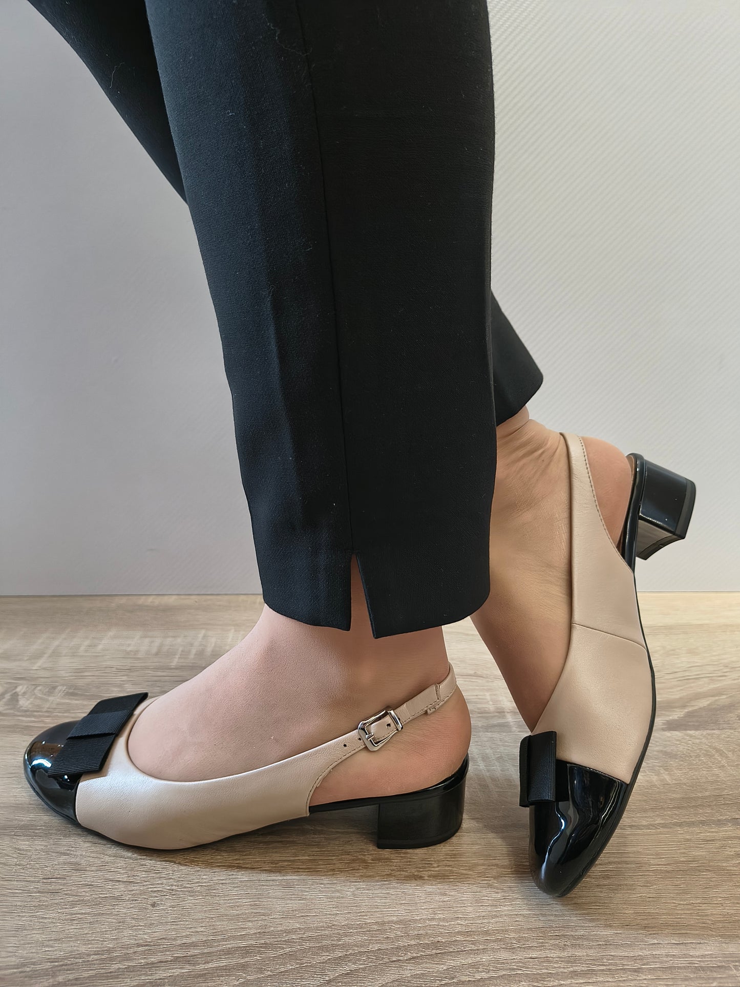 PANTOFI DECUPATI DAMA CAPRICE 29502-42 408 BEJ + NEGRU LAC