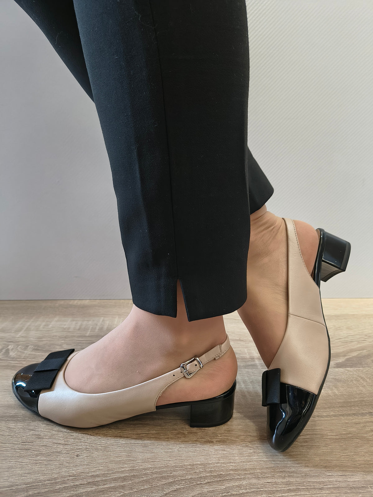 PANTOFI DECUPATI DAMA CAPRICE 29502-42 408 BEJ + NEGRU LAC - imagine 3