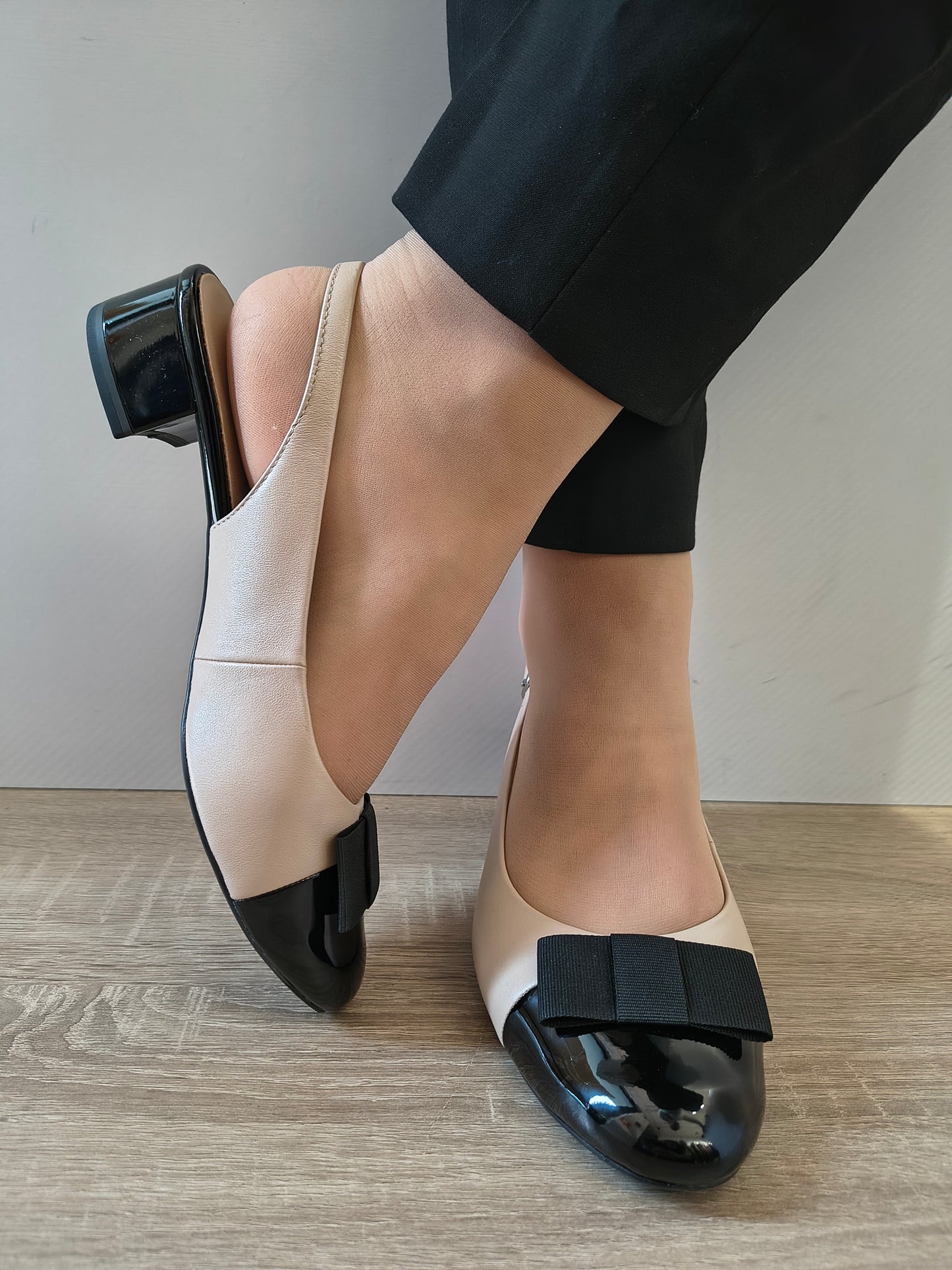 PANTOFI DECUPATI DAMA CAPRICE 29502-42 408 BEJ + NEGRU LAC