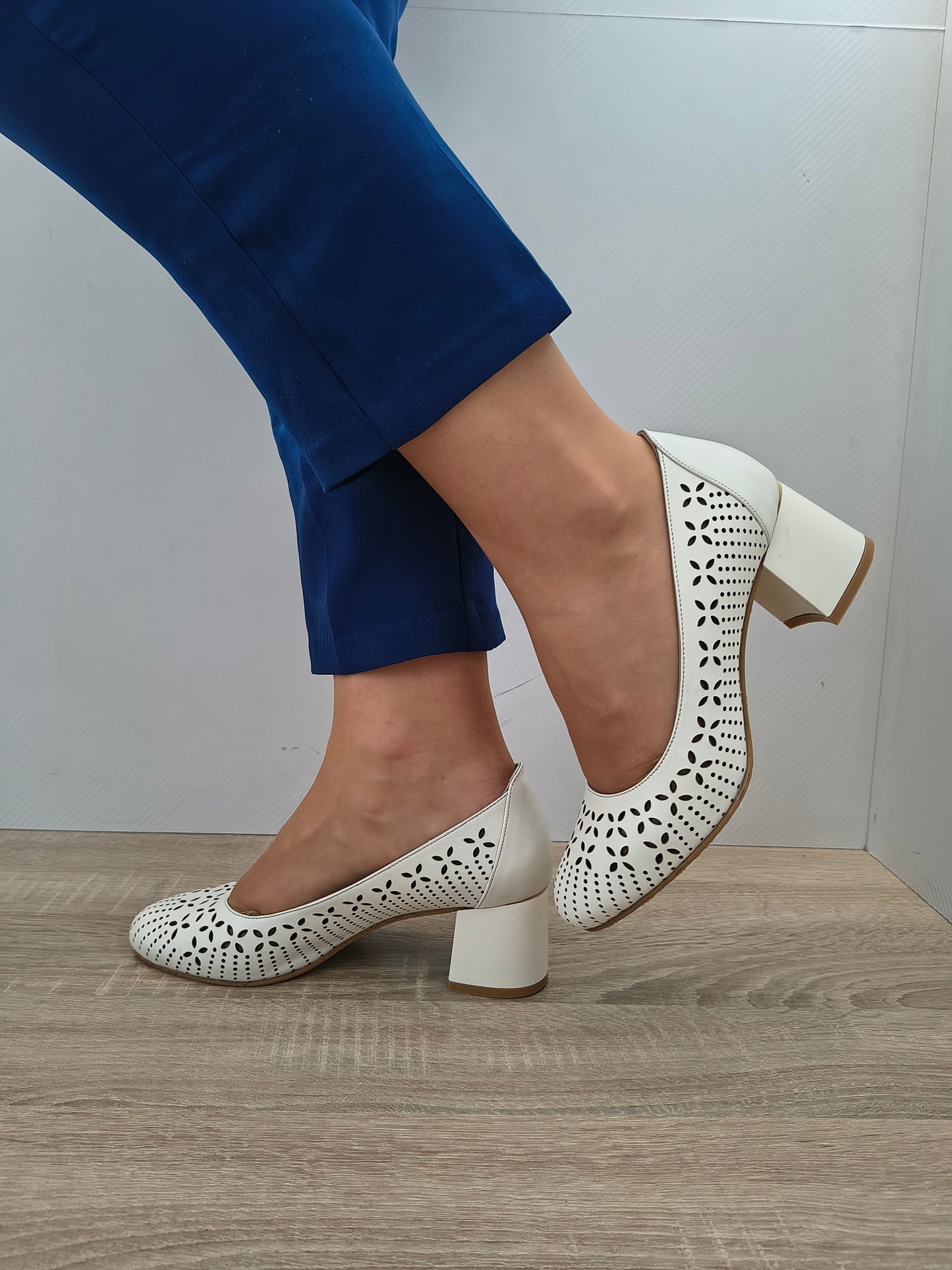 PANTOFI PERFORATI DAMA DOGATI 050 850 BEJ