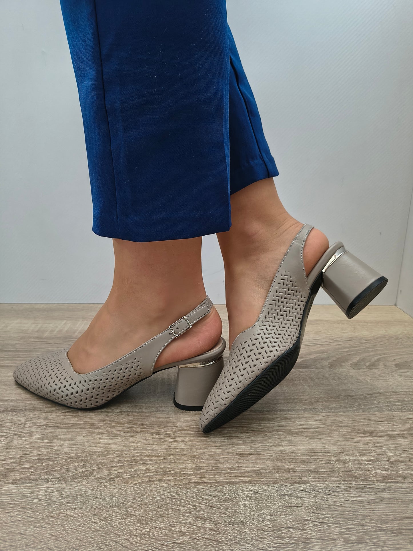 PANTOFI DECUPATI DAMA DOGATI 049 1615 GREJ