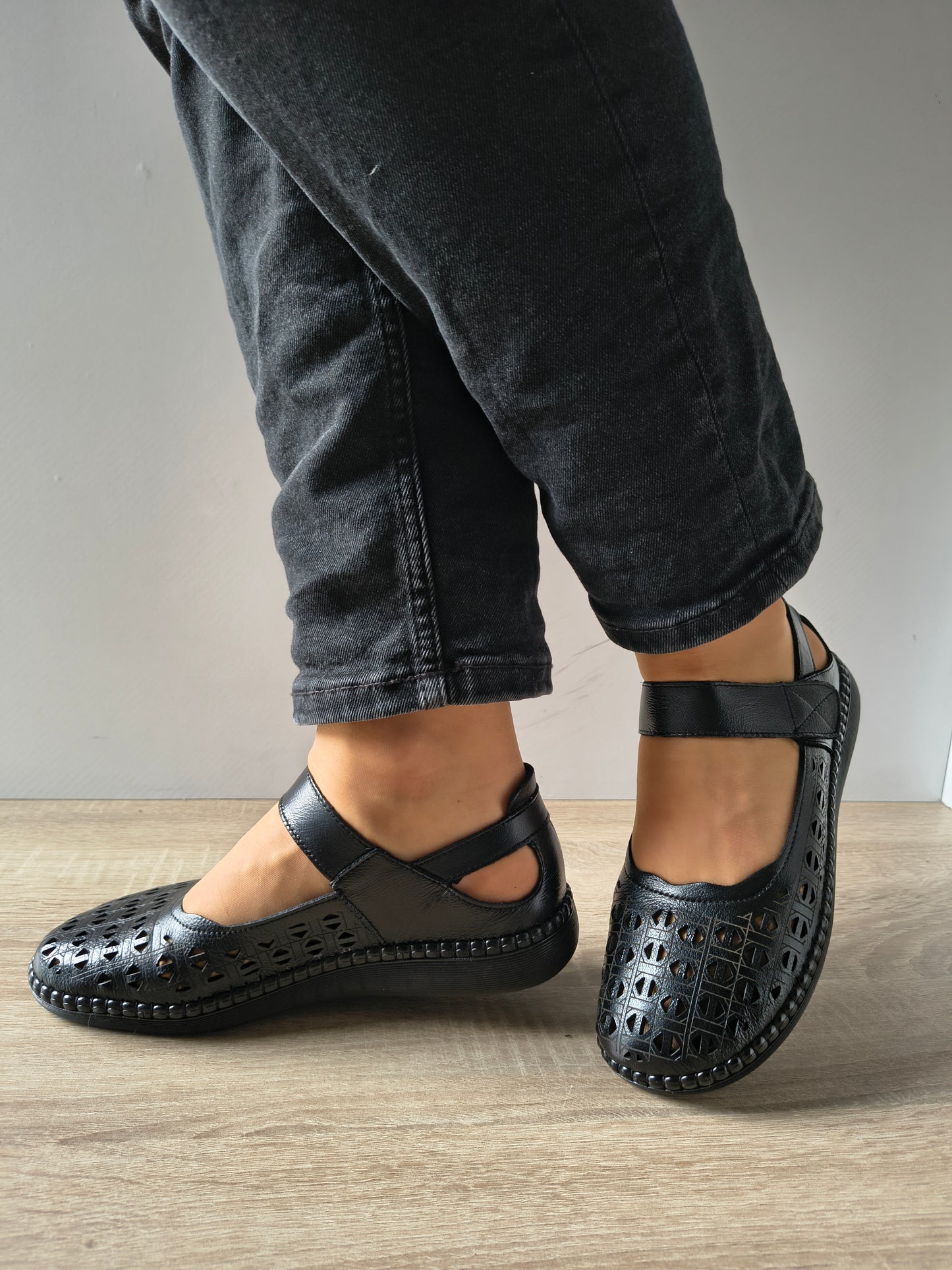 PANTOFI PERFORATI DAMA FORMAZIONE S9686 NEGRU