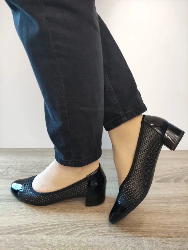 PANTOFI CASUAL PERFORATI DAMA CAPRICE 22504-44 NEGRI CU LAC - imagine 5