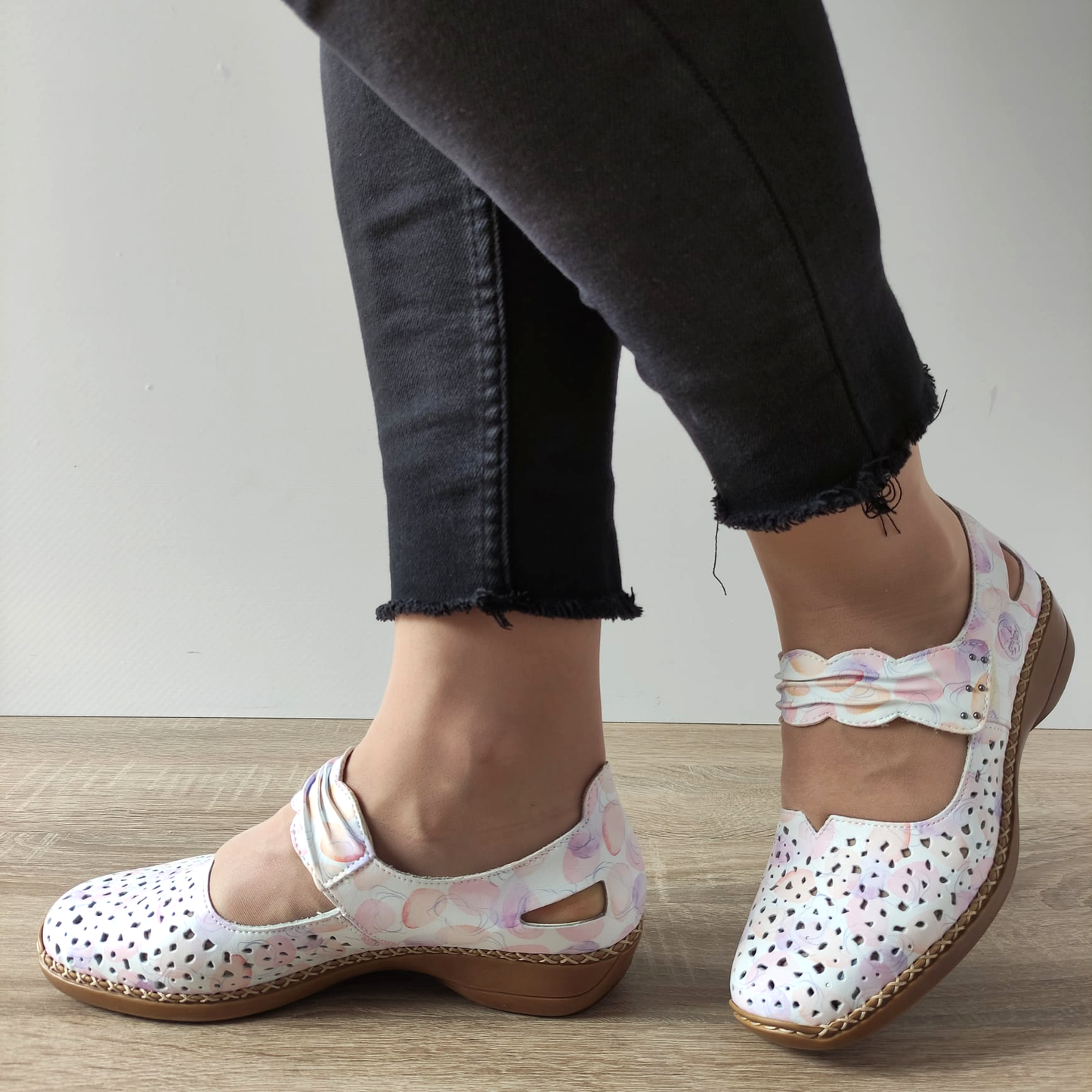 PANTOFI PERFORATI CASUAL DAMA RIEKER 41399-91 ALBI  + MULTICOLOR