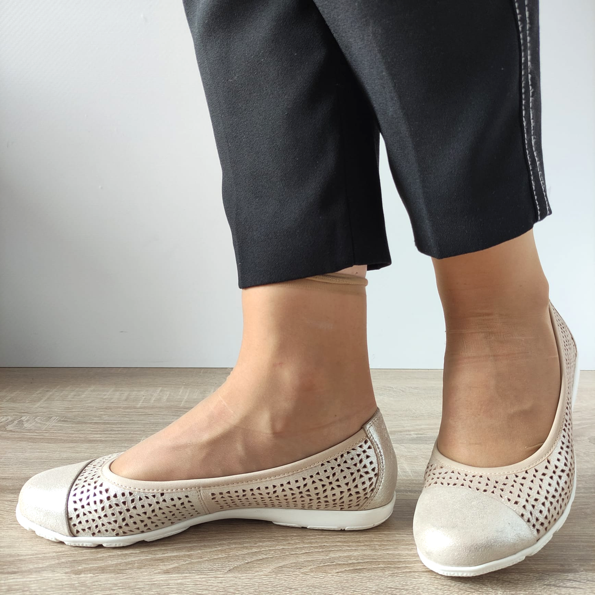 PANTOFI CASUAL PERFORATI DAMA CAPRICE 22151-42 BEJ METALIC - imagine 2