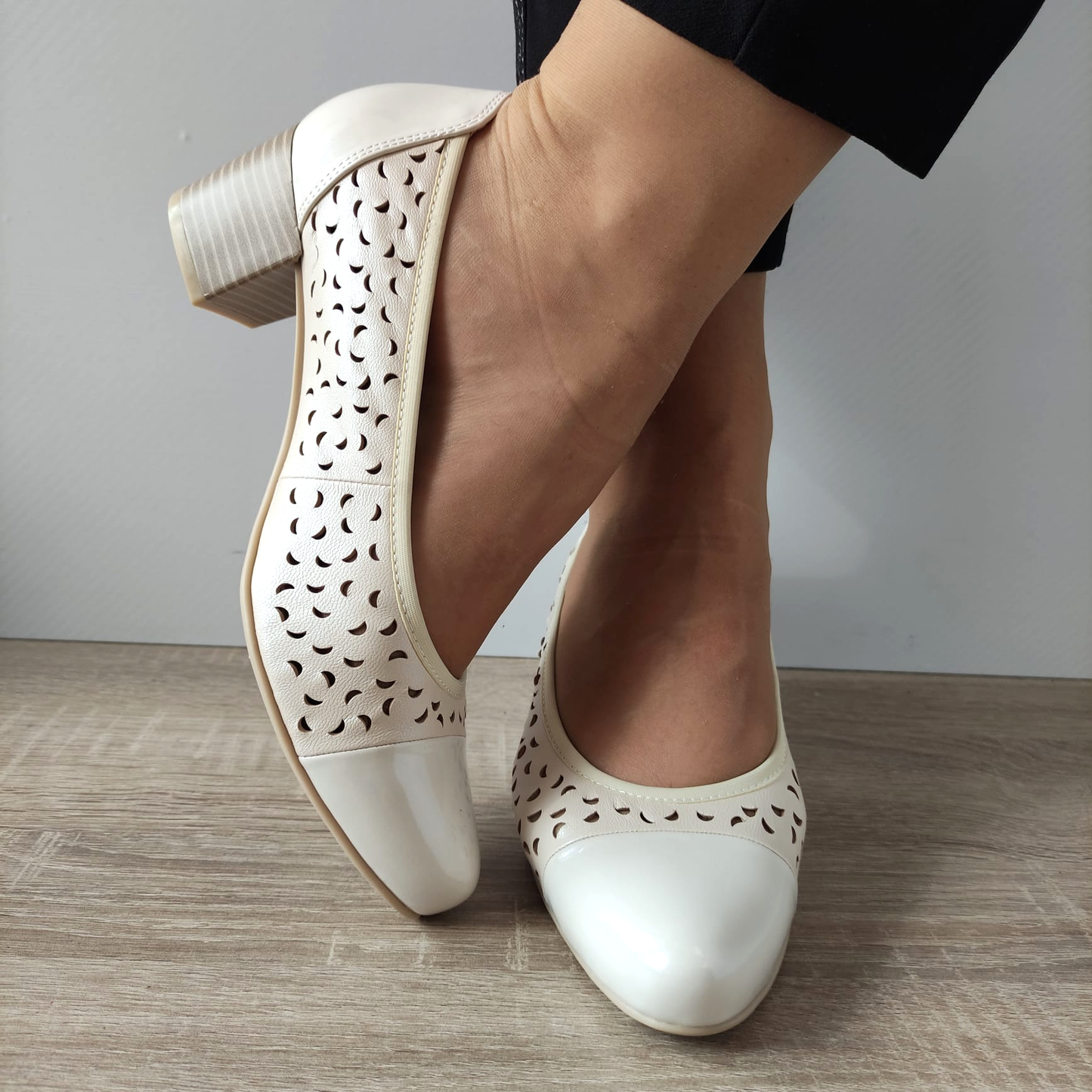 PANTOFI PERFORATI DAMA CAPRICE 22300-42 BEJ + LAC