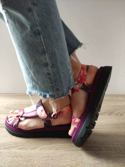 SANDALE CASUAL DAMA TAMARIS 28703-44 BURGUNDI + FLORAL