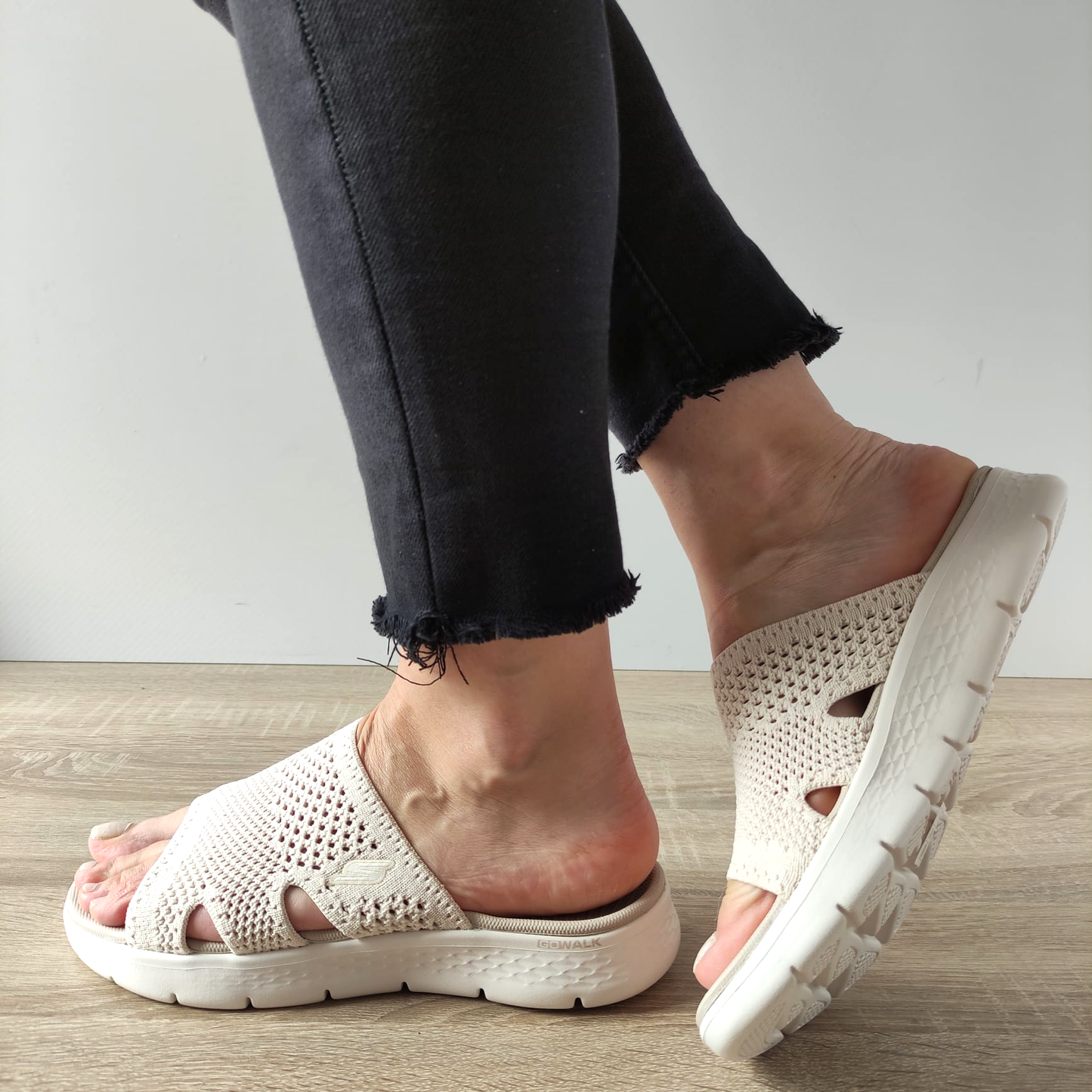 SLAPI DAMA SKECHERS 141425 NAT